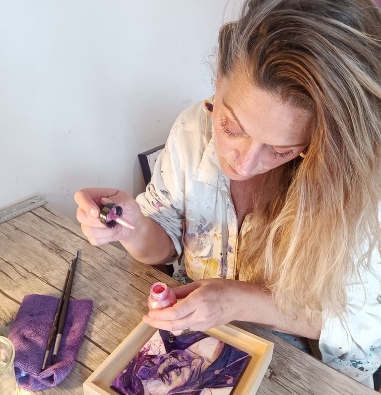 photo de l'artiste Yziya en train de peindre