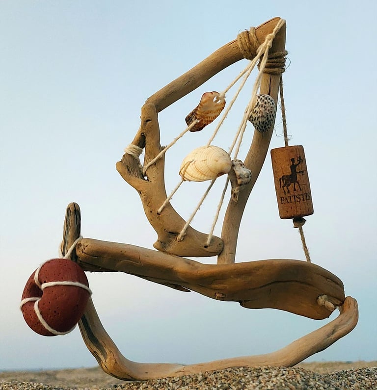 Naziv rada: "Štap i kanap". 3D brod od elemenata sa plaže (drvo, kanap, plovak, školjke, pampur). 