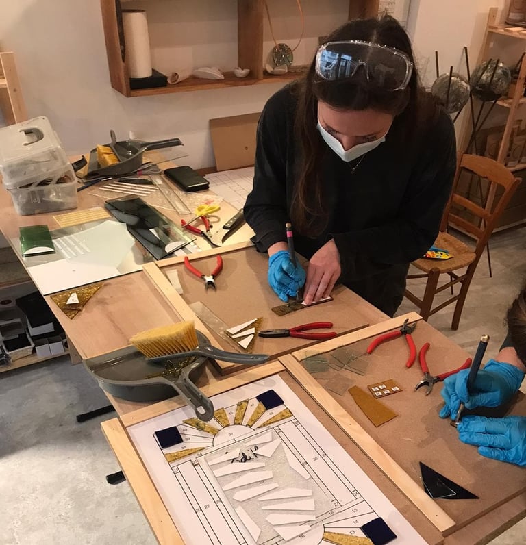 Elève durant un stage de vitrail dans l'atelier à Paris