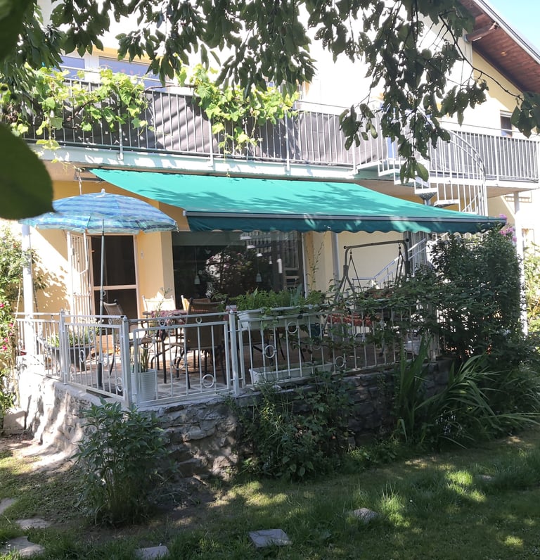 Blick auf deine Terrasse vom Garten aus