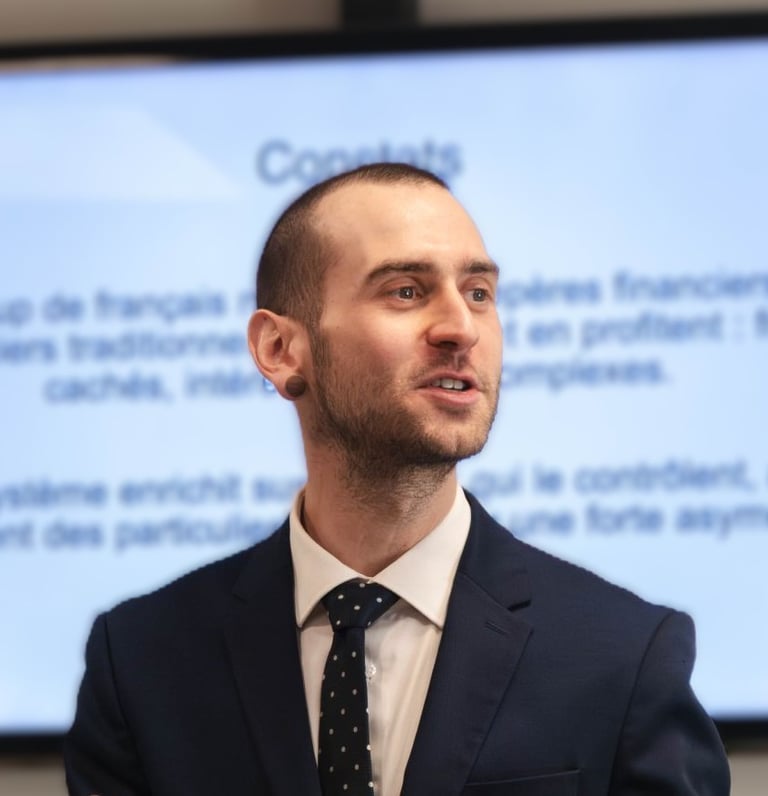 Photo de Lucas Maillard, fondateur de Lucky Nomads Global, lors d'une intervention professionnelle