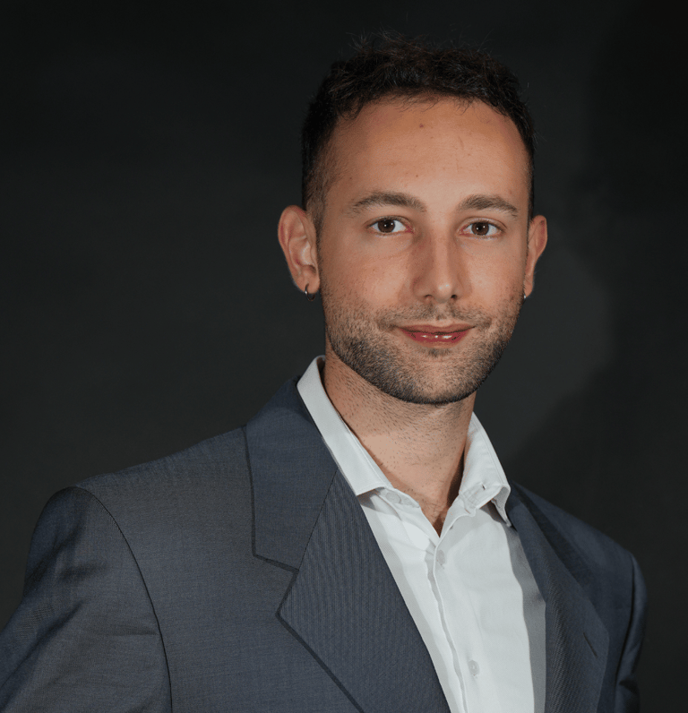 Jérémy Stern, portrait de face, en costume