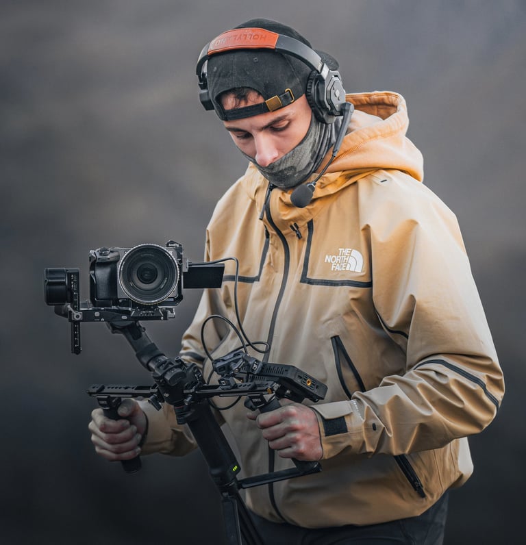 homme filmant avec sa caméra.