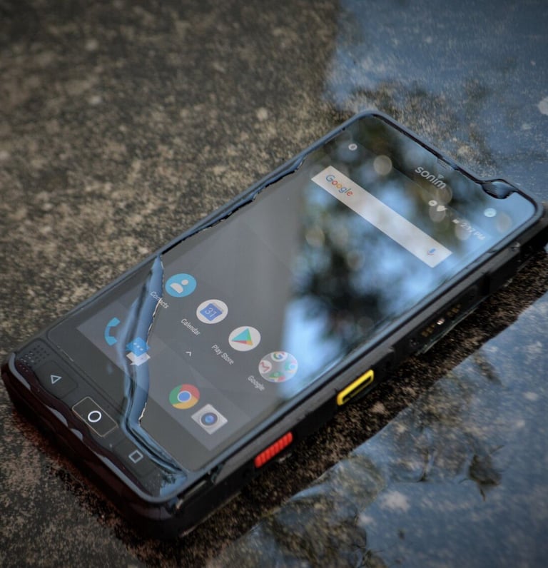 Sonim XP8 en el suelo con agua, ULTRA USO RUDO