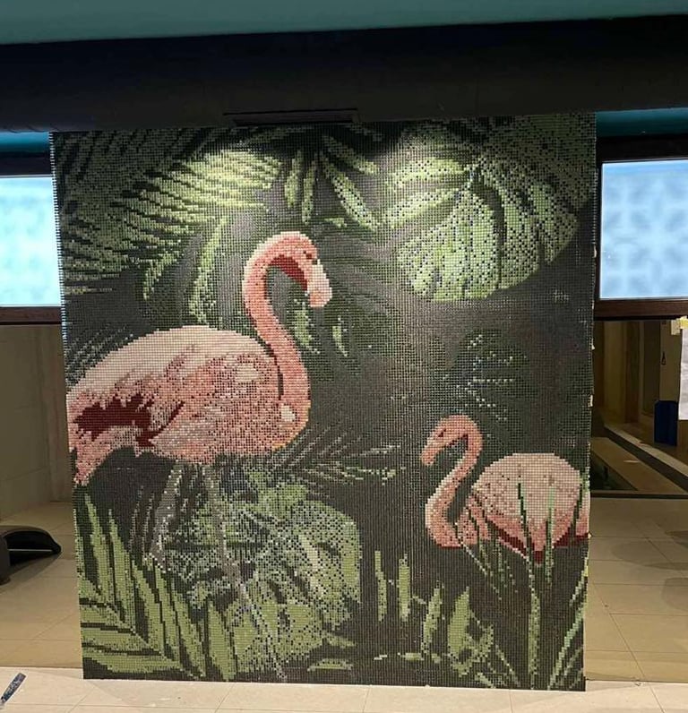 **Glasmosaik mit Flamingos – Exotische Kunst für stilvolle Räume** Detailreiches **Glasmosaik mit