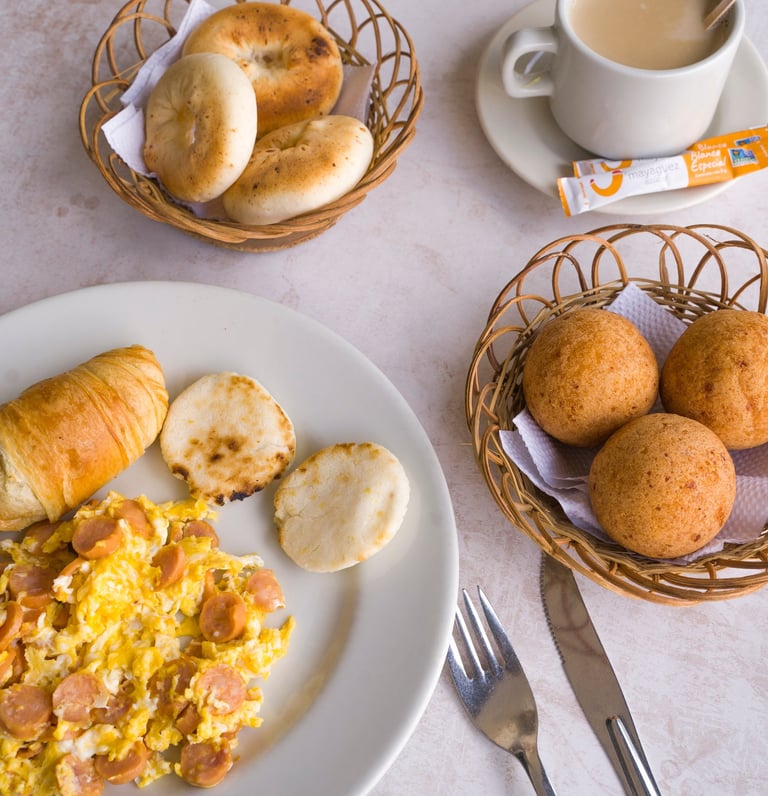 desayuno con huevos y buñuelos