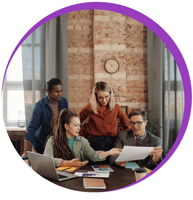 Groupe de personne qui travail sur un projet