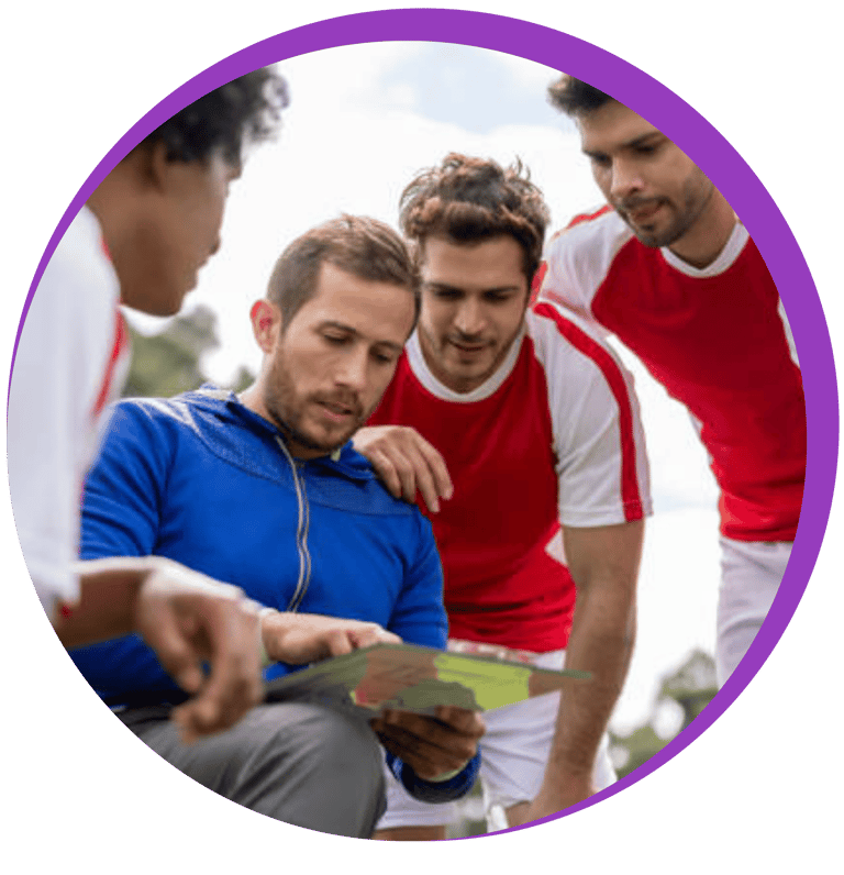 Un groupe d’hommes rassemblés autour d’un terrain de football.