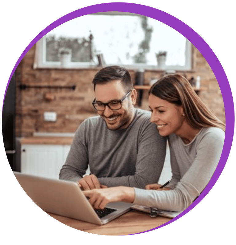 Un couple faisant une recherche sur l'ordinateur