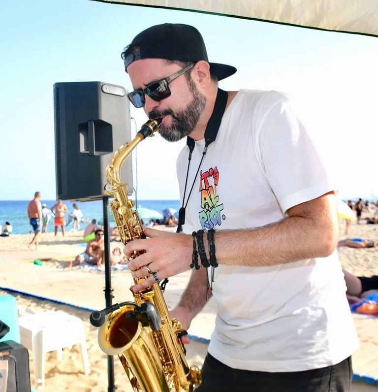 Saxofonista en chiringuito