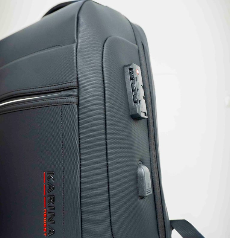 Foto con plano gran angular de la mochila de viaje resistente de BuonDress con enfoque principal al sistema de seguridad PIN