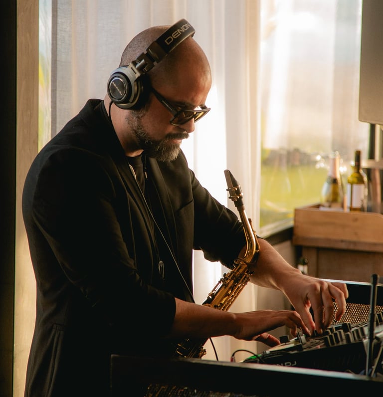 DJ y Saxo