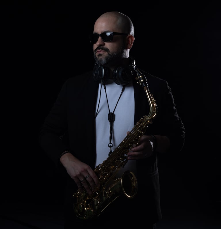 Saxofonista en restaurante