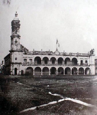 Vintage photo of the historic Veracruz City Hall with its arched facade and clock tower.