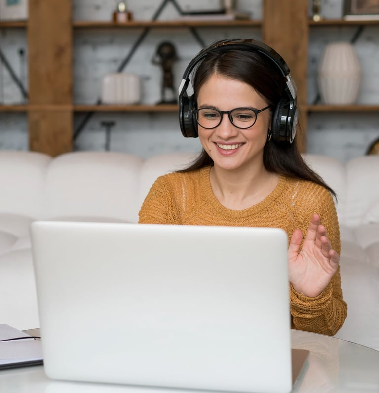 mujer estudiando en linea