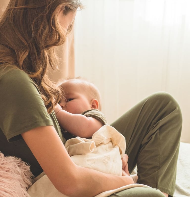 Žindymo konsultantė Eglė Gurčinė bendrauja su mama per žindymo konsultaciją.