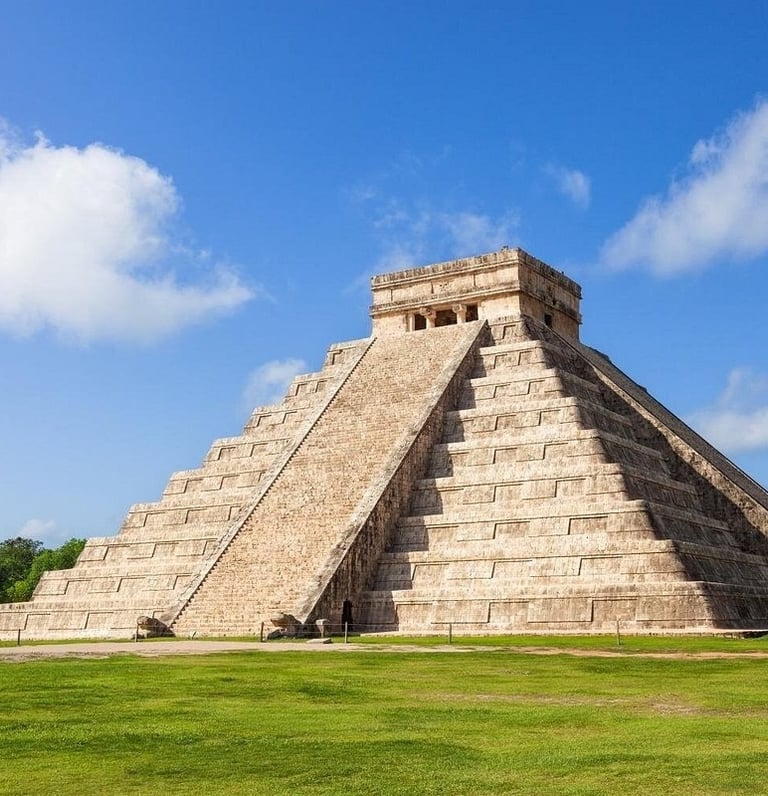 "El Castillo pyramid at Chichen Itza, Mexico — a must-see stop on Chichen Itza tours, showcasing the