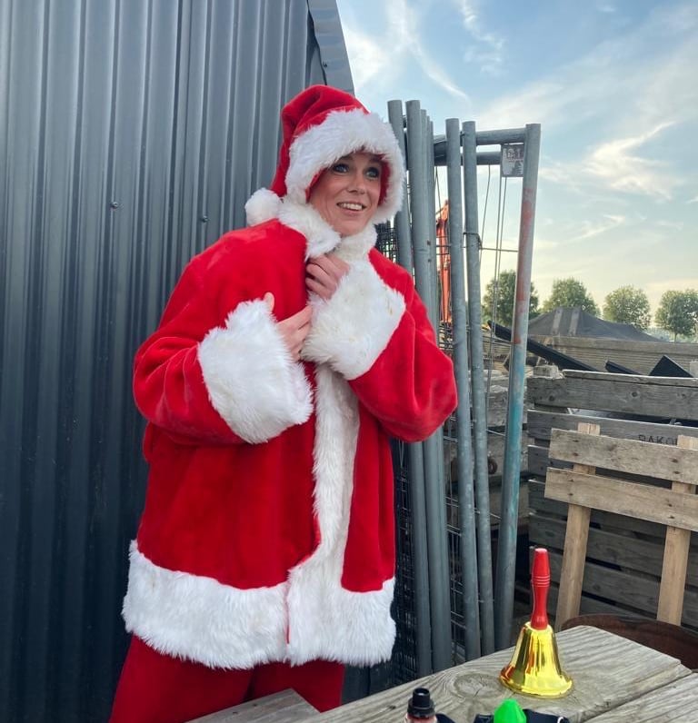 Vrouw verkleed als kerstman