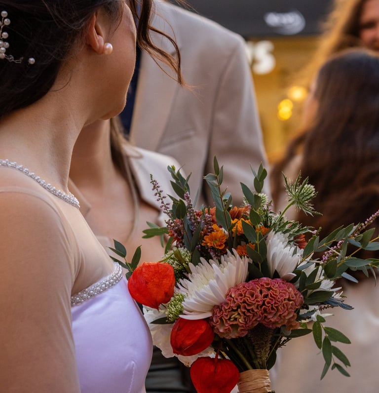 photo d'une jeune marié tenant un bouquet de fleurs