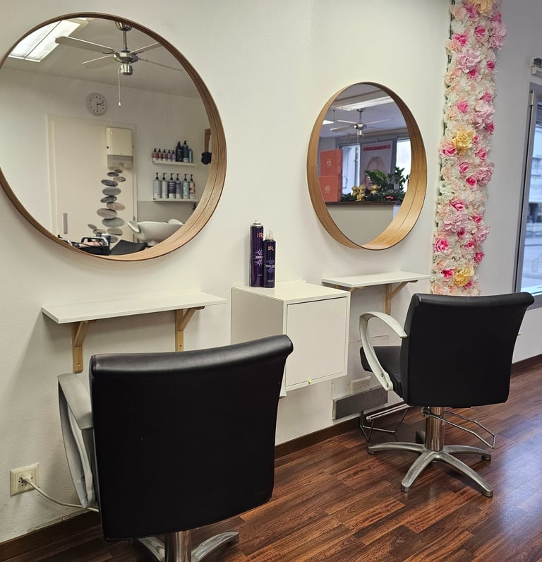 intérieur de l'institut Diamant à Vevey - salon de coiffure moderne avec station de coiffage et déco
