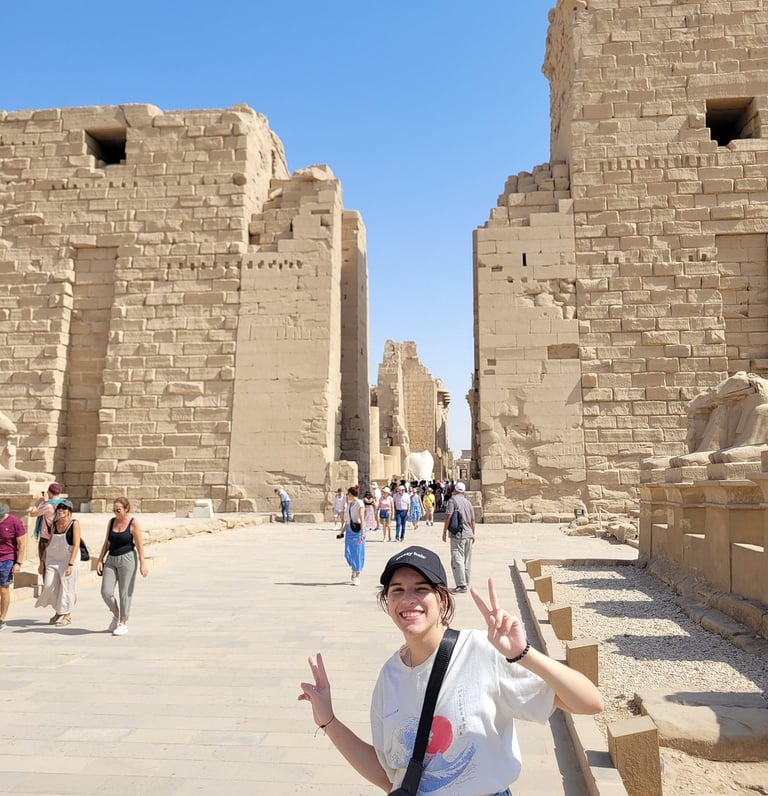 En el templo de Karnak en Luxor durante un viaje a Egipto con Hadi, guía egiptólogo que habla español