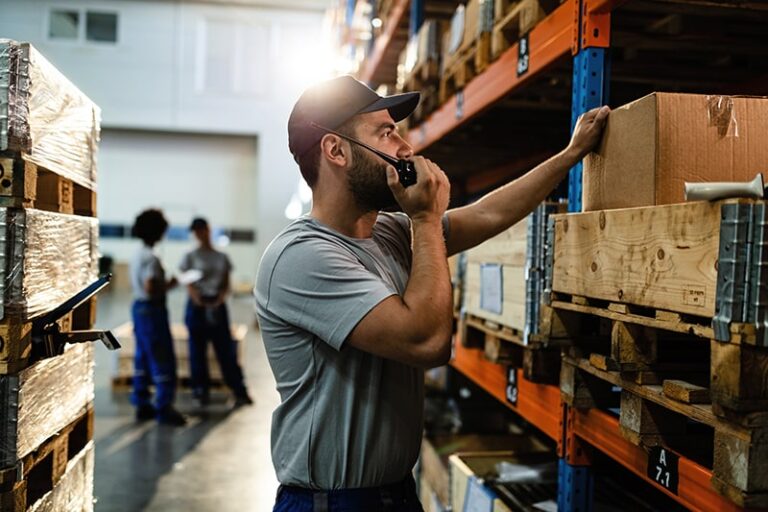 Almacenista trabajando y hablando por radio PTTPRO