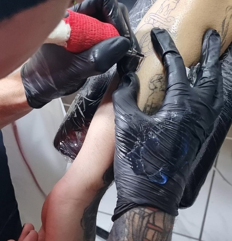Tatuador chileno realizando tatuaje neotradicional y estilo anime en sesión profesional