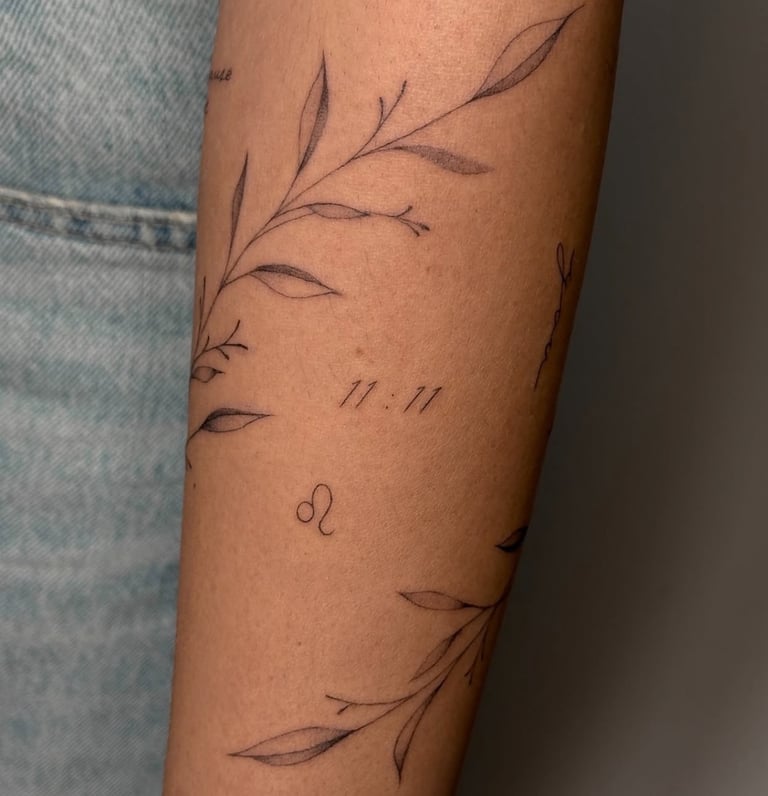 Tatuaje fine line de enredaderas y flores en el brazo – Dasa Ink Barcelona