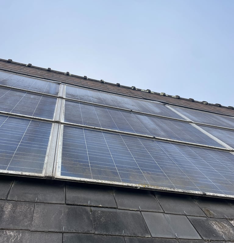 Installation solaire 6 kWc à Thouaré-sur-Loire, non nettoyée depuis 10 ans, avec salissures importantes et traces d’algues