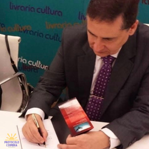 Dr. Cícero Coimbra, neurólogo, autografando libro en homenaje a su trabajo.