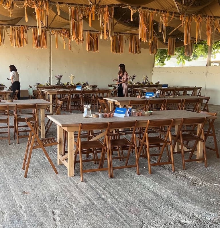 Se ve un espacio amplio y bonito donde se me ve de lejos preparando todo para un taller presencial 