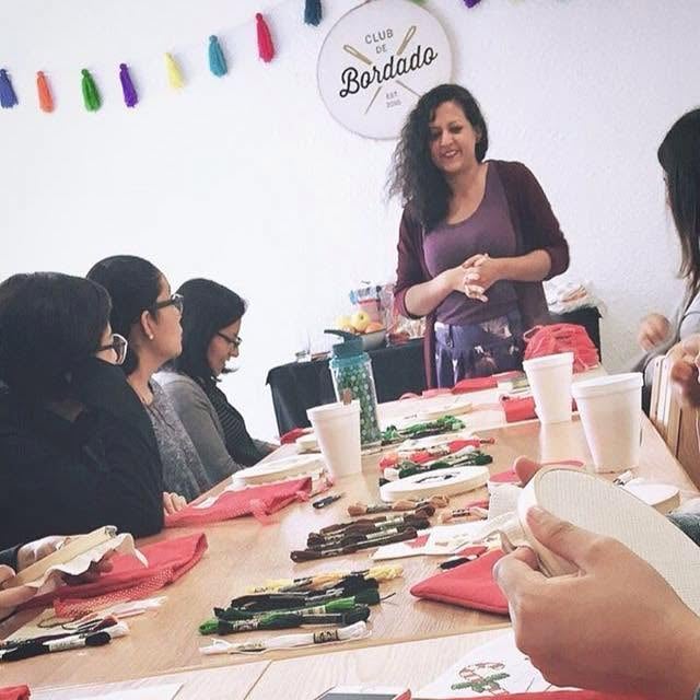 Un grupo de mujeres participa en un taller de bordado del Club de Bordado, utilizando hilos colorido