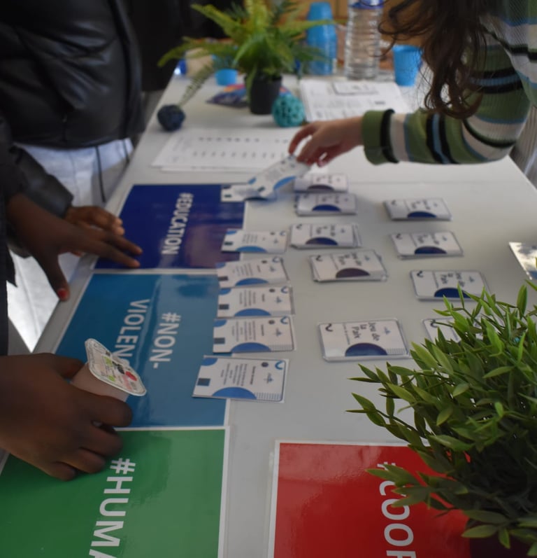 Stand d'animation du jeu de la paix présenté au Lycée de L'ENNA par l'association Le Noeud Bleu