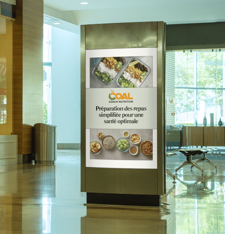 Un kiosque de publicité promouvant des préparations de repas par un coach en nutrition.
