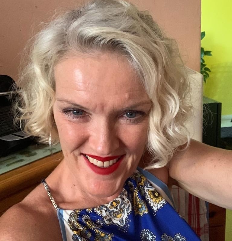 Mulher loira sorrindo