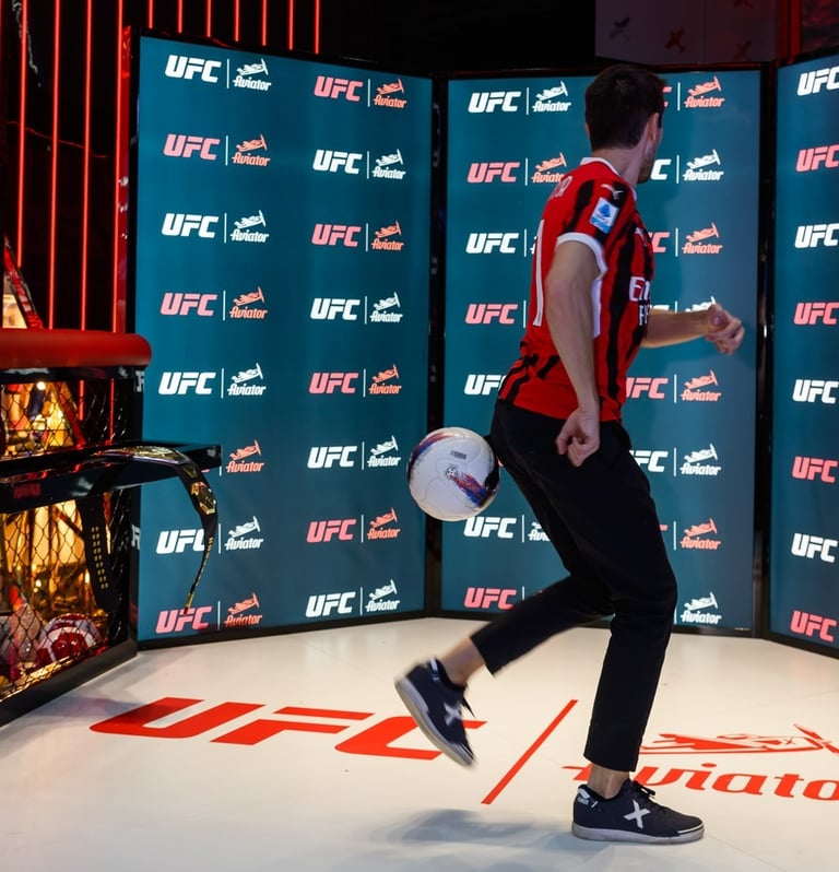 Freestyler realizando una exhibición de fútbol freestyle en un evento