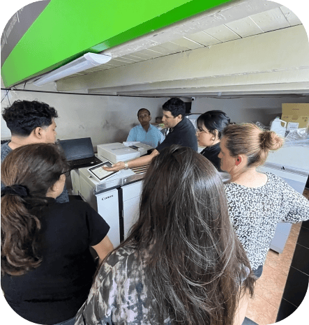 Equipo de profesionales de Perú Impress trabajando en imprenta de Lima