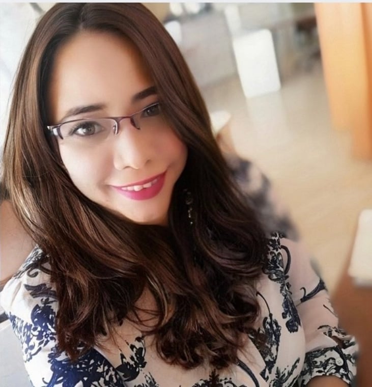 psicologa profesional sonriendo para una foto