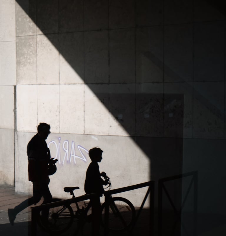 reflexion d'un père et de son fils avec son vélo