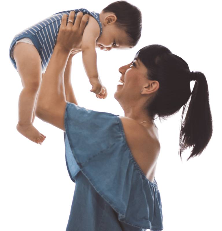 Mae segurando o filho