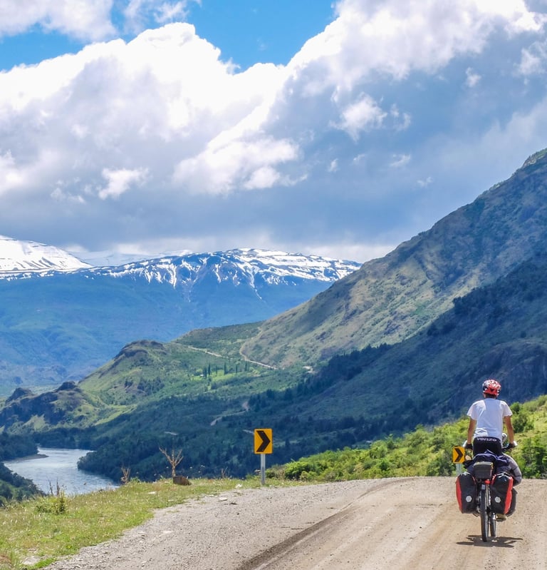 Pedaleando en bicicleta en la carretera austral