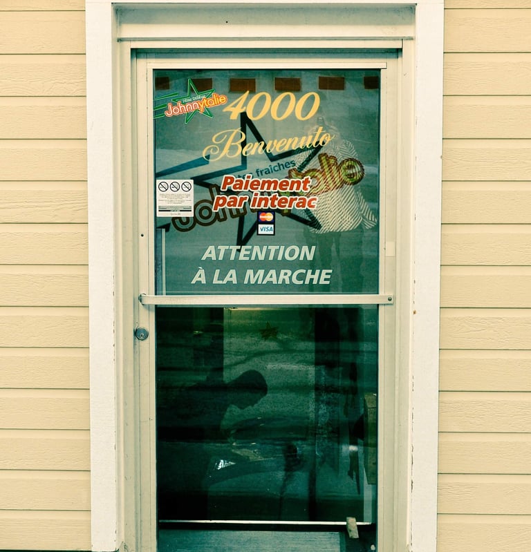 a small building with a sign that says,'a good time to visit a