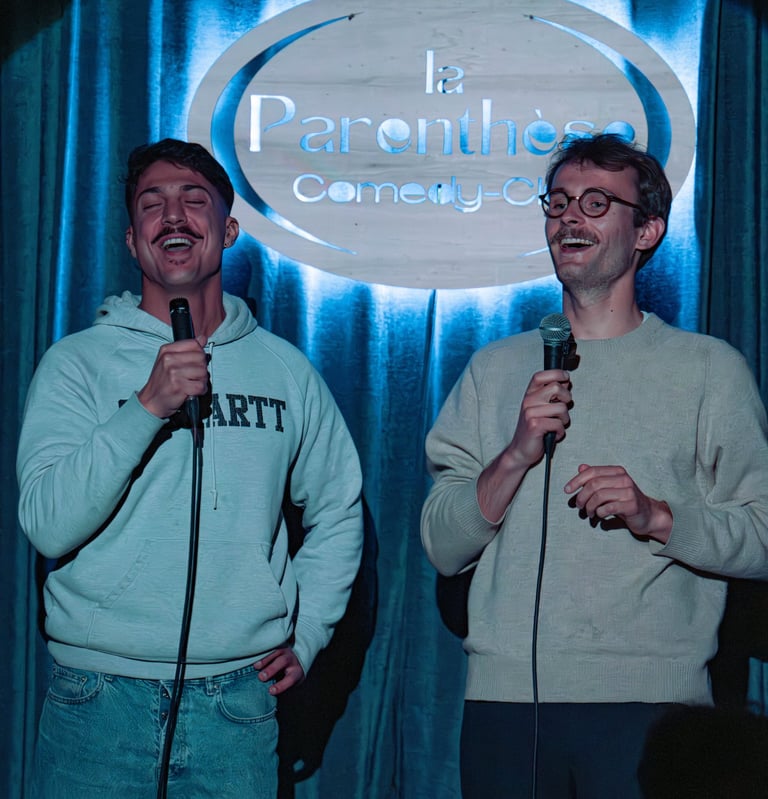 Deux humoristes en train de faire du stand-up en entreprise