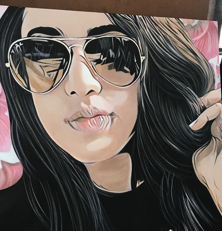 Rosto de mulher em estilo pop-art, com uma mistura de padrões e texturas