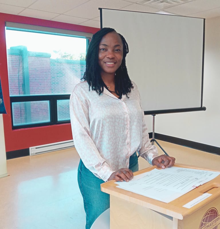 Un membre Toastmasters Vallée-du-Richelieu prononçant un discours devant le groupe.