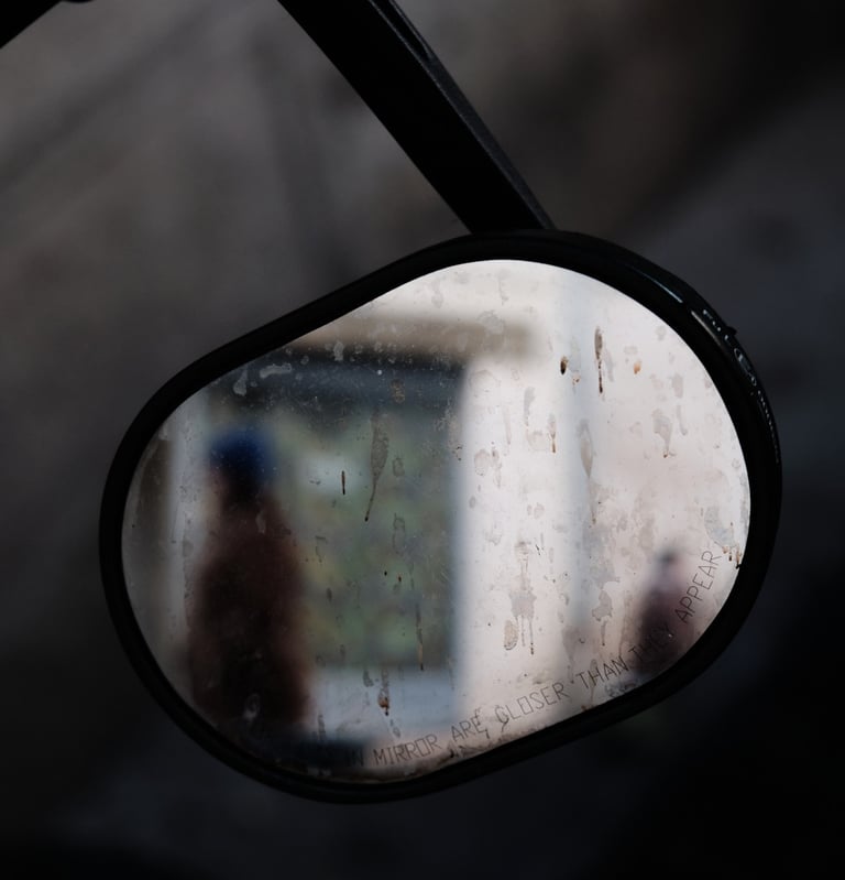 reflexion de silhouettes floues dans un rétroviseur de moto