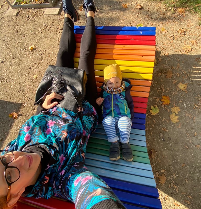 Glückliche schwangere Mama mit einem Kleinkind 