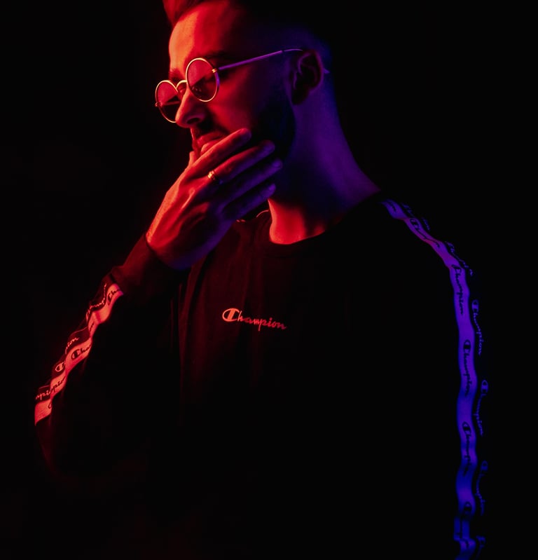 Portrait néon, photographie d'un photographe et vidéaste en région Paloise.