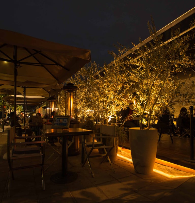 terraza de restaurante con luz tenue, cinta led a nivel de piso