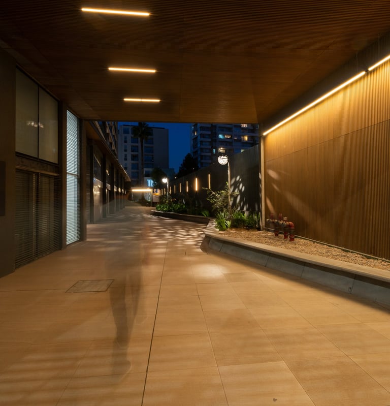 ingreso exterior a edificio , paisajismo e iluminación